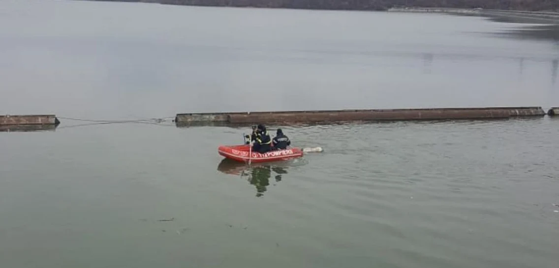 Bărbat gol puşcă descoperit în apele Oltului la Stupărei - Vâlcea Foto Adevărul