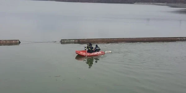 Bărbat gol puşcă descoperit în apele Oltului la Stupărei - Vâlcea Foto Adevărul