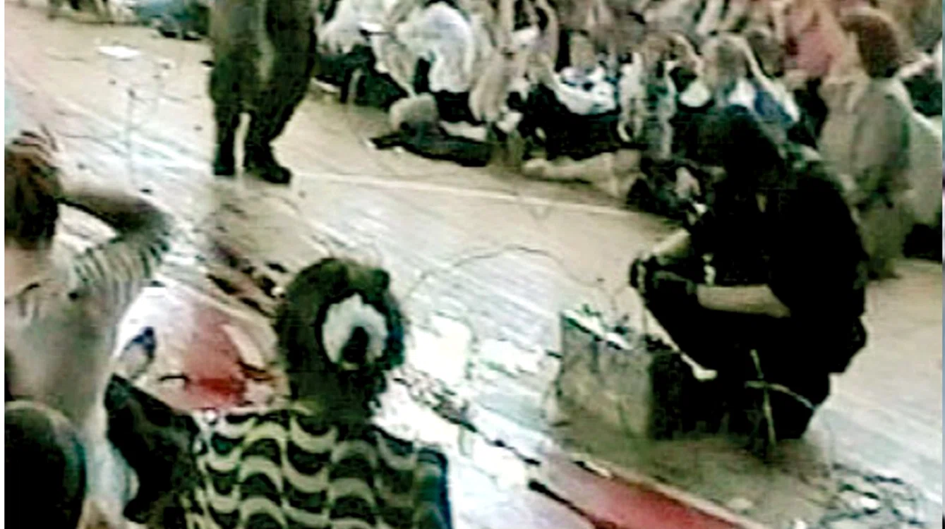 Masacrul de la Belsan, 2004. Copii, ținuți ostatici în sala de sport. Foto: Arhivă Adevărul