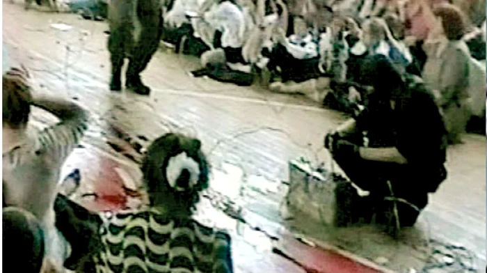 Masacrul de la Belsan, 2004. Copii, ținuți ostatici în sala de sport. Foto: Arhivă Adevărul