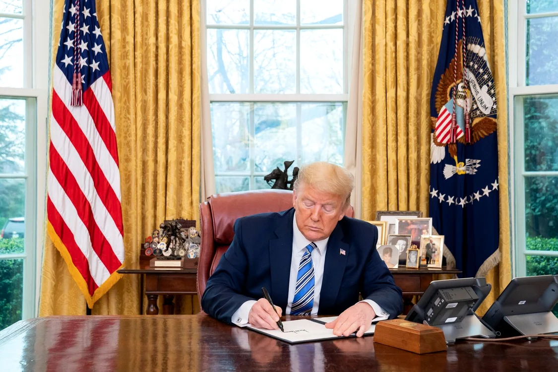 
    Preşedintele american Donald Trump şi alţi oficiali ai Casei Albe au fost testați pozitiv pentru coronavirus în ultimele zileSursă foto: Gettyimages  