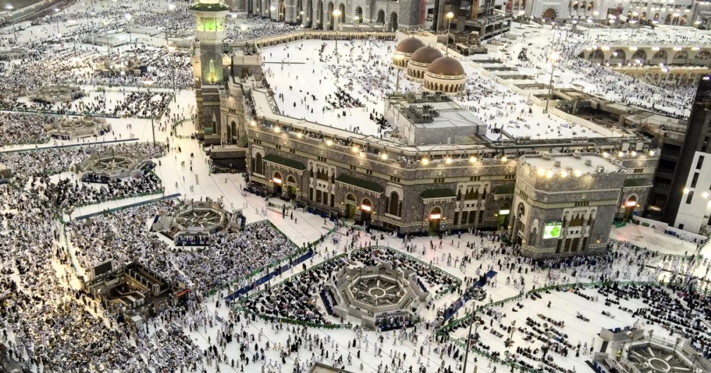 Pelerini musulmani pot fi văzuţi în apropiere de Kaaba un loc sfânt situat în centrul Masjid al-Haram (Marea Moschee) din Mecca Arabia Saudită FOTO Hepta / Anadolu Agency / Abaca Press / Orhan Akkanat (ARHIVĂ)