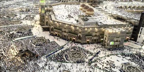 Pelerini musulmani pot fi văzuţi în apropiere de Kaaba un loc sfânt situat în centrul Masjid al-Haram (Marea Moschee) din Mecca Arabia Saudită FOTO Hepta / Anadolu Agency / Abaca Press / Orhan Akkanat