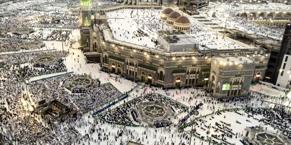Pelerini musulmani pot fi văzuţi în apropiere de Kaaba un loc sfânt situat în centrul Masjid al-Haram (Marea Moschee) din Mecca Arabia Saudită FOTO Hepta / Anadolu Agency / Abaca Press / Orhan Akkanat