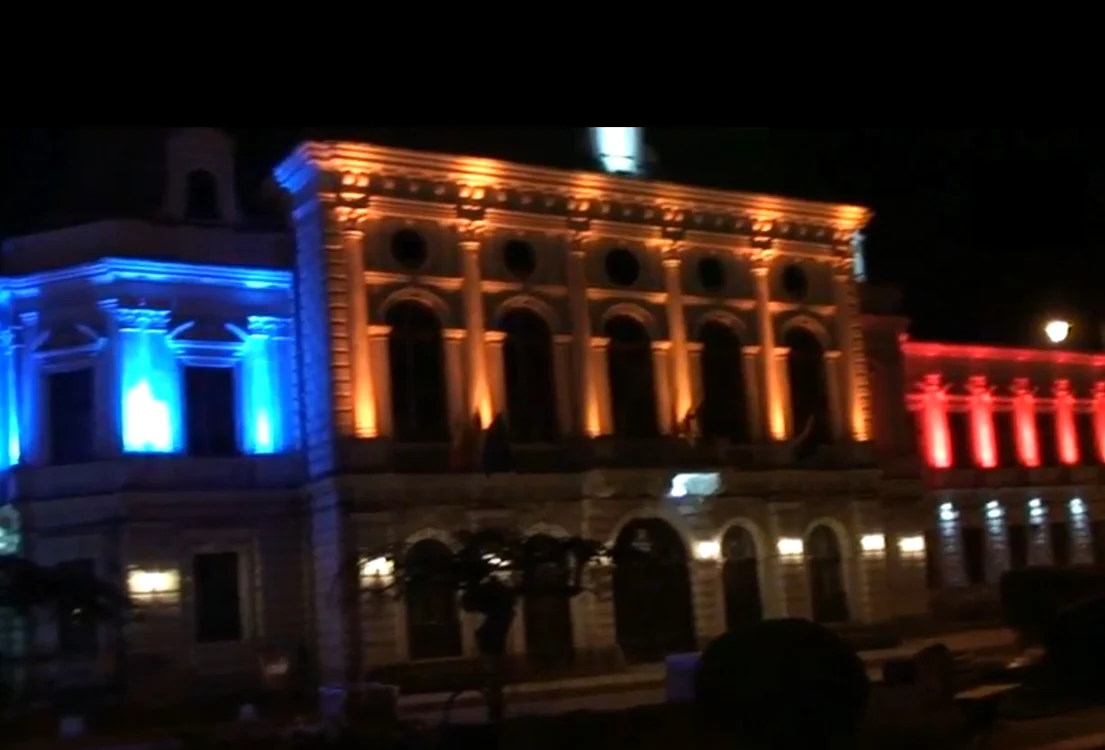Primăria Turda este scăldată, noapte de noapte, în luminile tricolorului