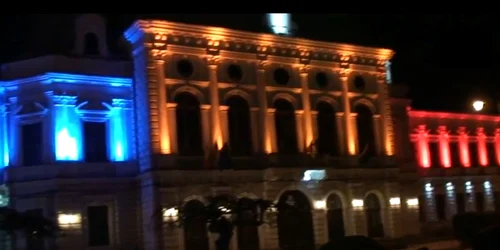 Primăria Turda este scăldată, noapte de noapte, în luminile tricolorului