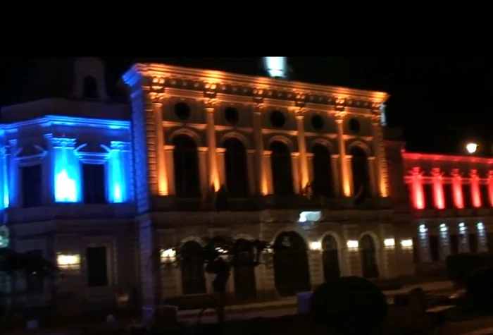 Primăria Turda este scăldată, noapte de noapte, în luminile tricolorului