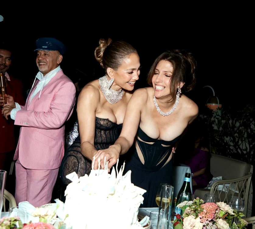 Jennifer Lopez a avut parte de o aniversare specială la Paris. FOTO: Facebook