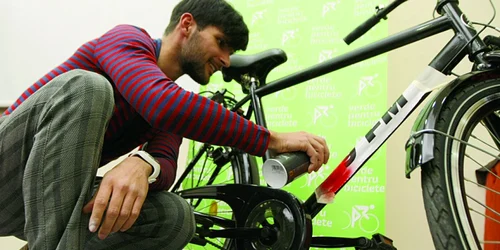 Alex Baciu transformă bicicletele banale în opere de artă. Foto: Remus Runcan