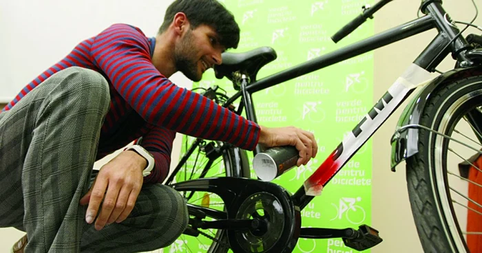 Alex Baciu transformă bicicletele banale în opere de artă. Foto: Remus Runcan
