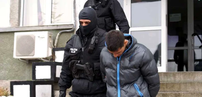 Tânărul suspect a fost încarcerat în arestul IPJ Olt de la Slatina, urmând să fie transferat la o închisoare în zilele ce urmează