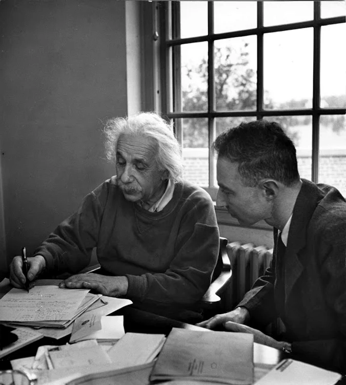 Albert Einstein alături de Robert Oppenheimer în anul 1947 (Alfred Eisenstaedt—The LIFE Picture Collection/Getty Images)