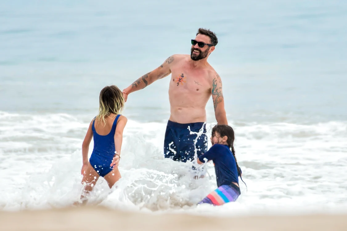 
    Brian Austin Green, cu copiii la plajăFoto: Profimedia  