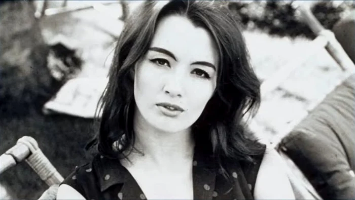 Christine Keeler, prostituata ajunsă „eroina” scandalului „Afacerea Profumo” / Foto: Captură video