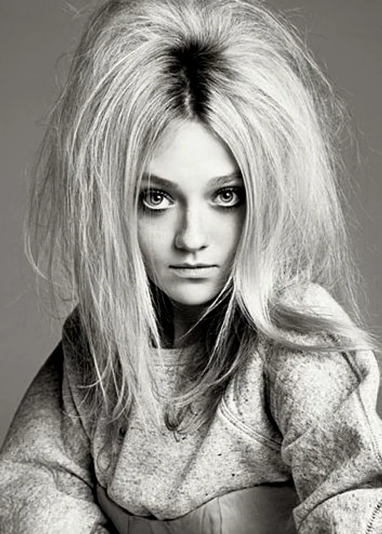 Dakota Fanning, în noul număr al "V Magazine" din SUA. (Foto: V Magazine)