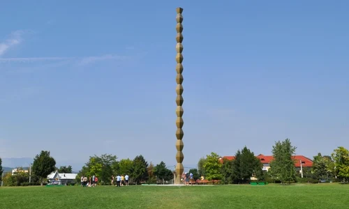 O fată de 12 ani a scrijelit Coloana Infinitului  Mama copilului nu înţelege de ce a fost amendată cu 500 de lei jpeg