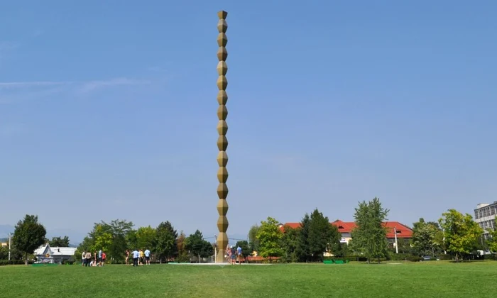 O fată de 12 ani a scrijelit Coloana Infinitului  Mama copilului nu înţelege de ce a fost amendată cu 500 de lei jpeg