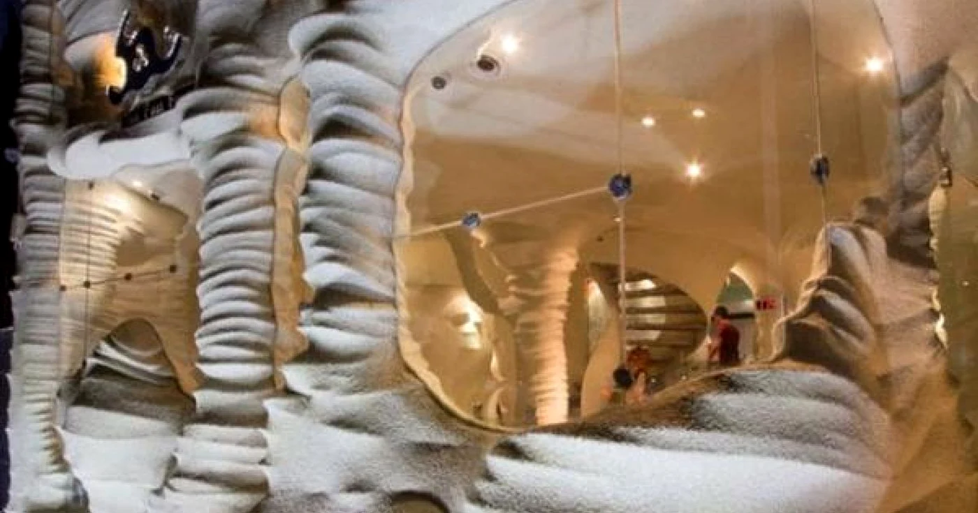 Un restaurant deschis recent în Shiraz, Iran, are pereţii, scările şi mesele realizate din sare FOTO:Odditycentral.com