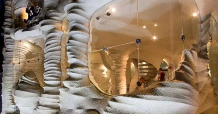 Un restaurant deschis recent în Shiraz, Iran, are pereţii, scările şi mesele realizate din sare FOTO:Odditycentral.com