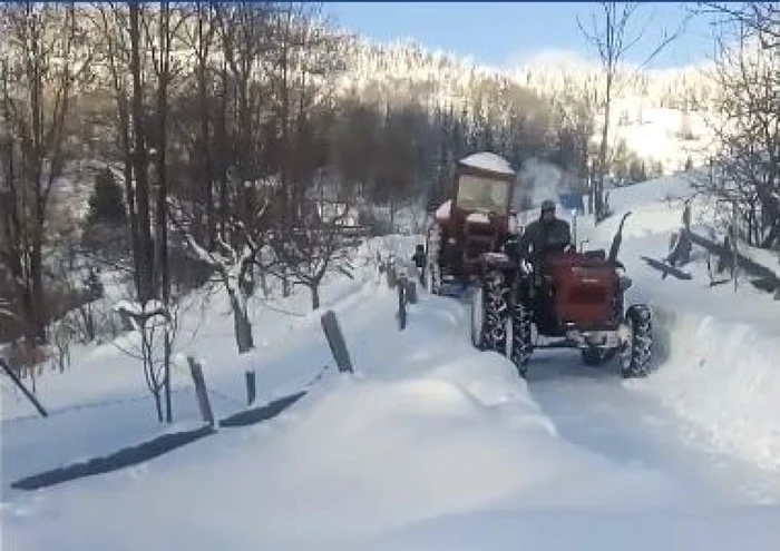 Deszăpezire originală pe un drum comunal din Apuseni