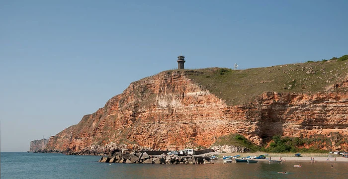 Plaja Bolata se află în mijlocul Rezervaţiei naturale Kaliakra şi este înconjurată de pereţi foarte înalţi şi stâncoşi.