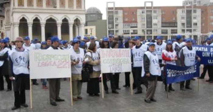 Profesorii au protestat astăzi în Piaţa Prefecturii