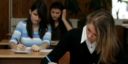 Zeci de absolvenţi tulceni au refuzat să se înscrie la liceu (arhivă)