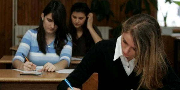 Zeci de absolvenţi tulceni au refuzat să se înscrie la liceu (arhivă)