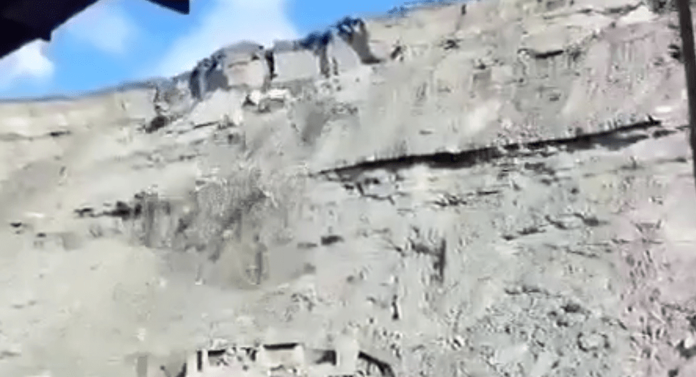 Un mal imens de pământ s-a prăbușit în cariera minieră Roșiuța, Minerii au fugit la timp VIDEO