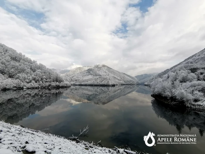 Barajul Rîuşor, construcţia pusă în anii 70-80 în calea apelor, întregeşte, împreună cu lacul de acumulare frumuseţea zonei turistice