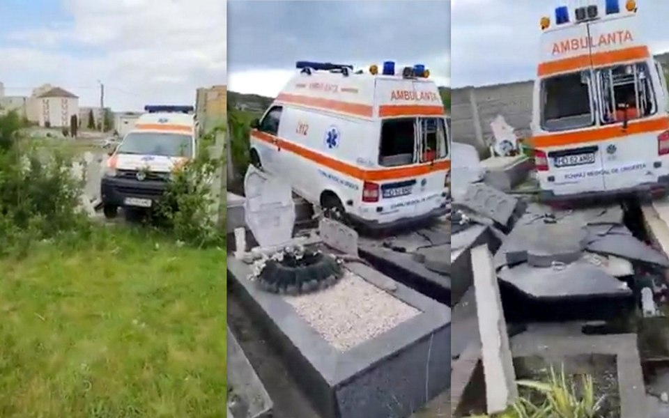 Morminte din cimitirul Deva, distruse de o ambulanță care a scăpat la vale. Șoferul a uitat să tragă frâna de mână VIDEO