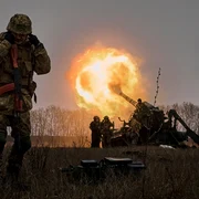 Soldați ucraineni trag cu un sistem de artilerie Pion asupra pozițiilor rusești de lângă Bahmut - Război Ucraina FOTO Profimedia 