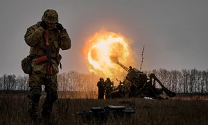 Soldați ucraineni trag cu un sistem de artilerie Pion asupra pozițiilor rusești de lângă Bahmut - Război Ucraina FOTO Profimedia 