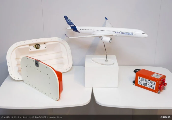 Înregistratorul de zbor (dreapta) va fi ataşat de o placă flotantă (stânga) Foto: airbus.com