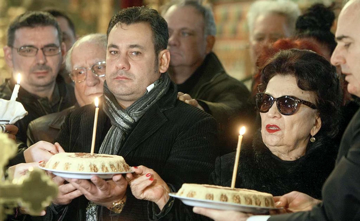 
    Maria Ciobanu nu a renunţat nici în biserică la ochelarii cu lentile fumuriiFoto: Dorin Constanda  