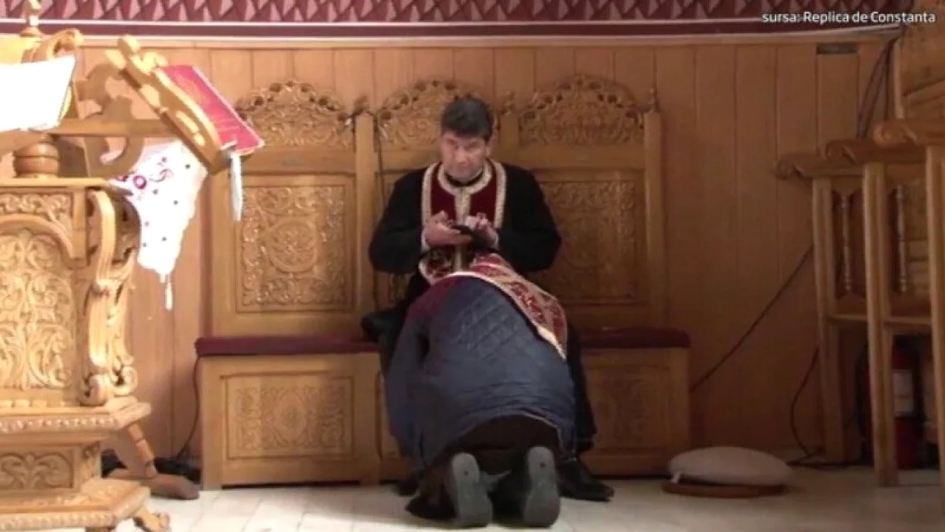Preotul surprins în timp ce butonează telefonul la spovedanie FOTO Replica de Constanţa