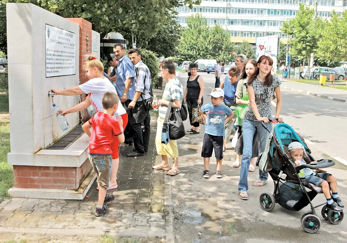 
    La Fântâna Armoniei a fost ieri coadăFoto: Roberto Sălceanu  