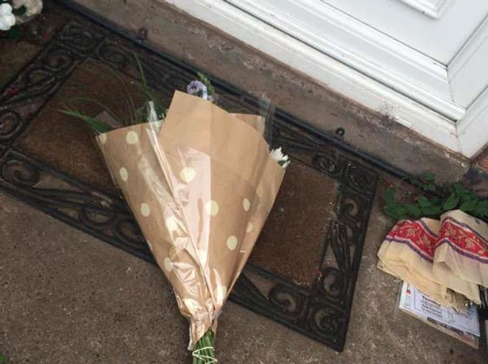 
    Bărbatul i-a lăsat un buchet de flori şi un bileţel iubitei sale, la uşă foto: viral4real.com  
