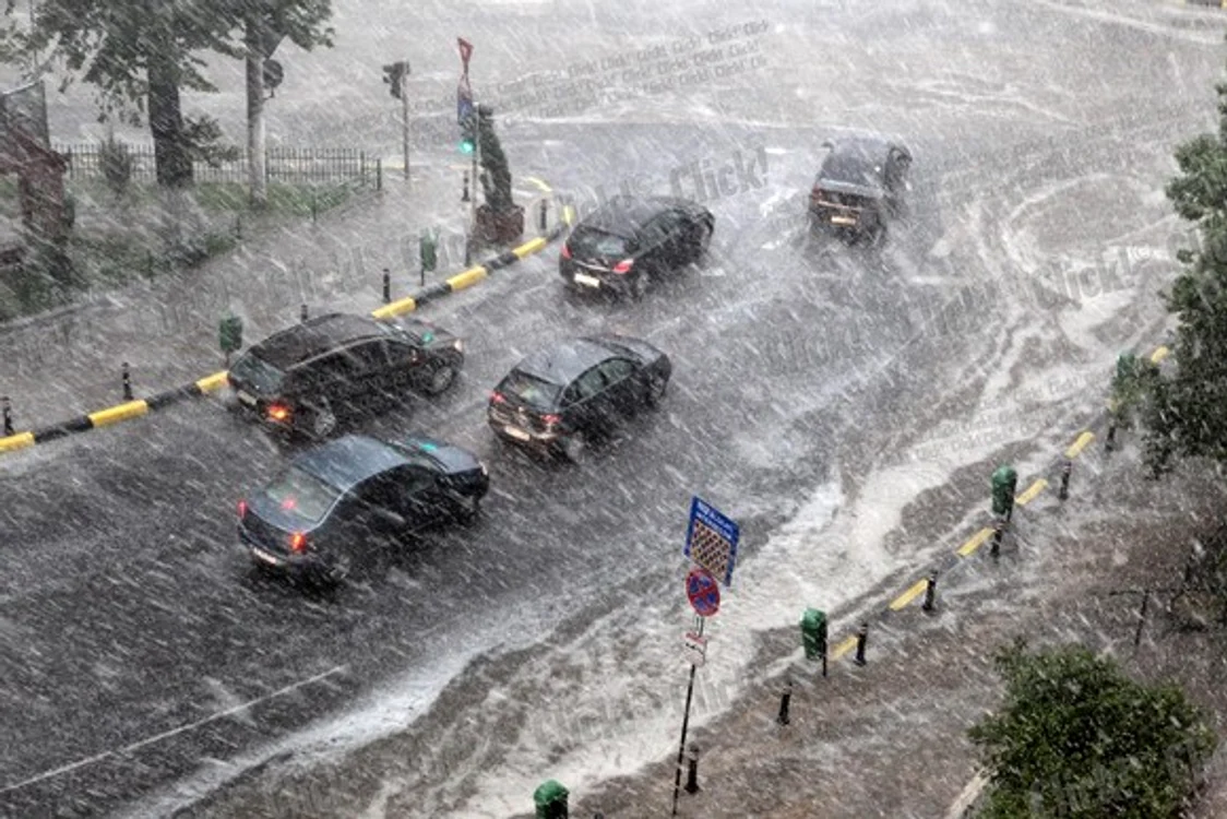 E „cod galben” de furtuni în 12 județeFOTO: SEVER GHEORGHE