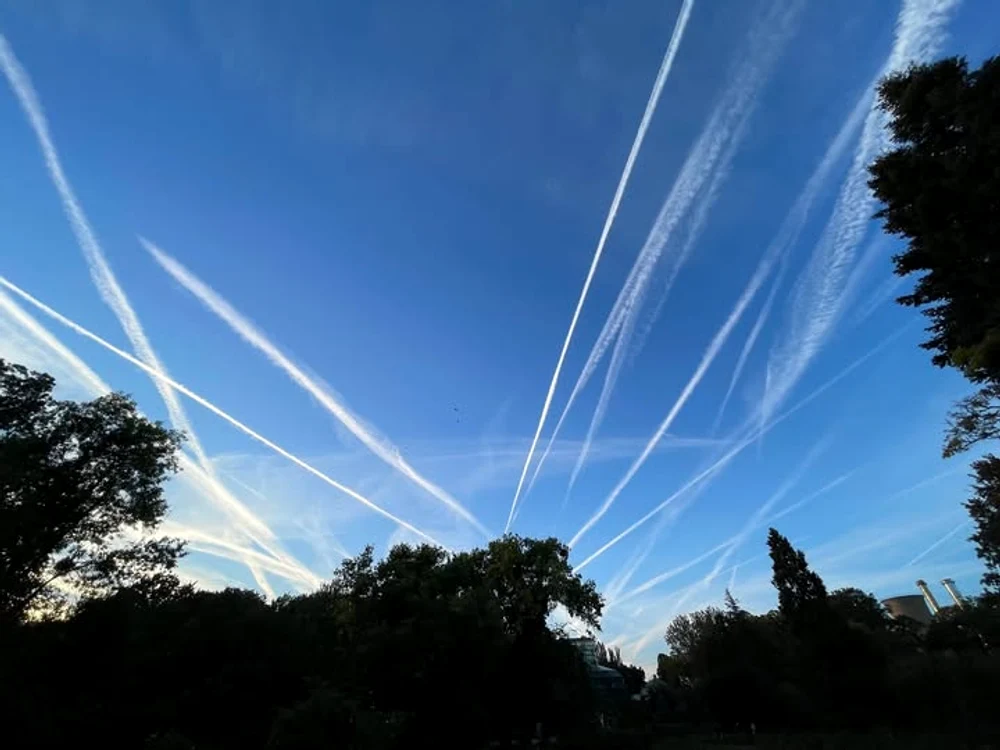 De ce rămân ore întregi liniile albe lăsate de avioane pe cer
