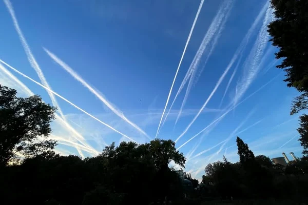 Ce sunt liniile albe care au acoperit cerul Bucureștiului. Explicația cercetătorilor și legătura cu încălzirea globală