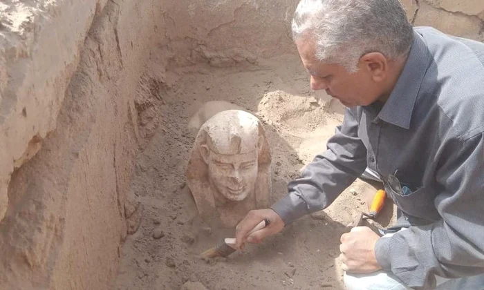 Un „sfinx care zâmbește”, descoperit la 500 kilometri sud de Cairo (foto: Facebook / Ministry of Tourism and Antiquities)