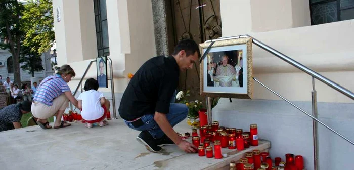 Oamenii au venit să aprindă o lumânare 