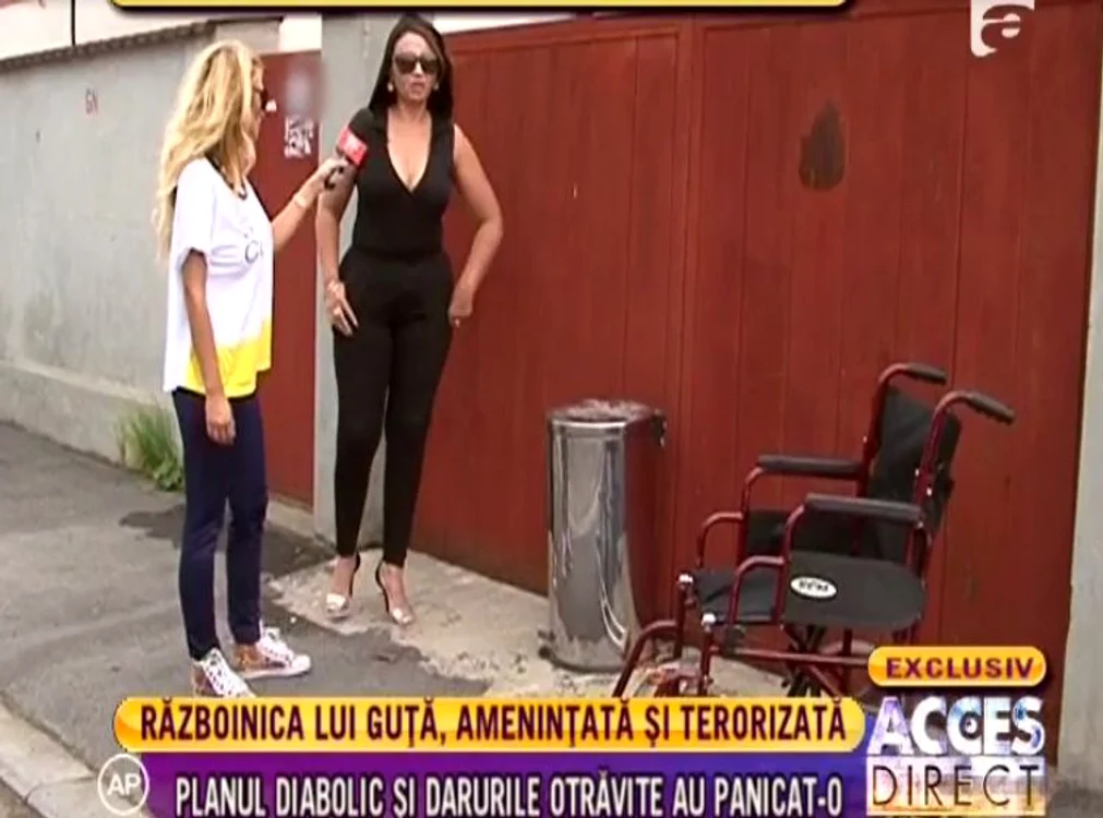 Cineva i-a pus Narcisei în faţa porţii un scaun cu rotile, un baston şi un topor