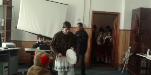 Spectacol de datini şi tradiţii la Tămăşeni