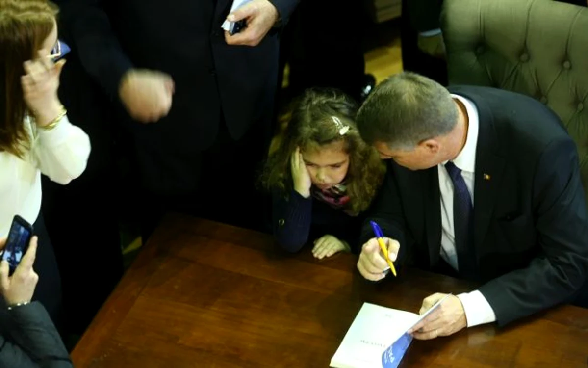 
    Klaus Iohannis a acordat primul autograf unei fetiţe de 5 aniFoto: Florin Ghioca/Adevărul  