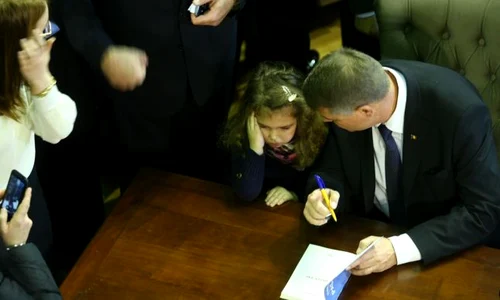 Klaus Iohannis a acordat primul autograf unei fetiţe de 5 ani jpeg