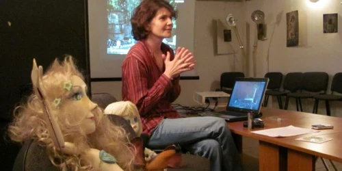 Adriana Teodorescu, în Salonul Medieval, alături de păpuşile care au onorat Anul României la Festivalul de la Subotica