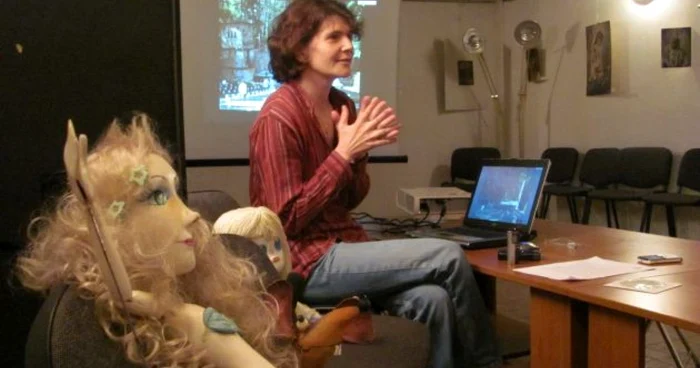 Adriana Teodorescu, în Salonul Medieval, alături de păpuşile care au onorat Anul României la Festivalul de la Subotica