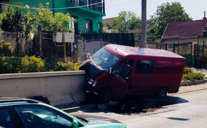 O secundă de neatenţie din cauza telefonului putea să-l coste viaţa pe un şofer ghinionist. FOTO; IPJ Cluj